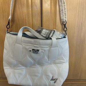 Lug Alto in white. Tote/ crossbody bag. Extra silver strap and pin